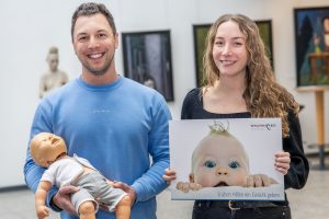 Sebastian Keimer und Wallenhorsts Gleichstellungsbeauftragte Leonie Winter werben für den Erste-Hilfe-Kurs. Foto: Gemeinde Wallenhorst / André Thöle